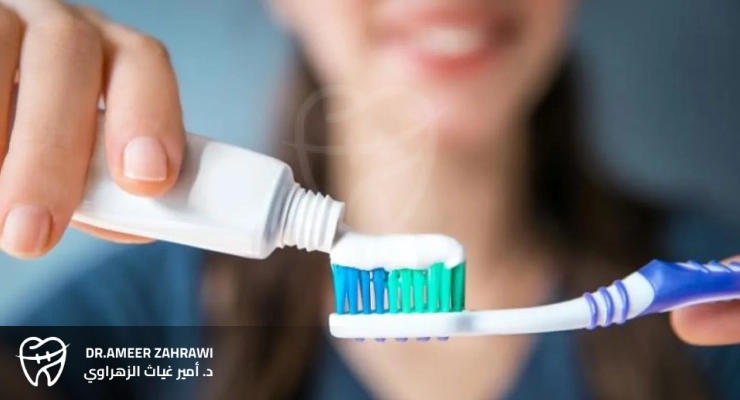 تنظيف الأسنان مرتين يوميًا بالفرشاة والمعجون